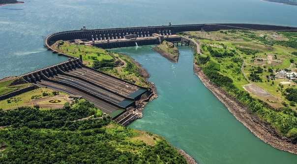Плотина Итайпу на границе Бразилии и Парагвая — самое мощное гидроэнергетическое сооружение в мире