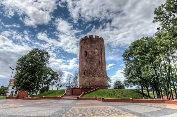 Каменец — белорусский город, расположенный в Брестской области, на Лесной реке, в 40 км к северу от Бреста. Он является центром Каменецкого района. В городе проживает около 8,5 тысяч человек. Каменец был основан в 1276 году по распоряжению волынского княз