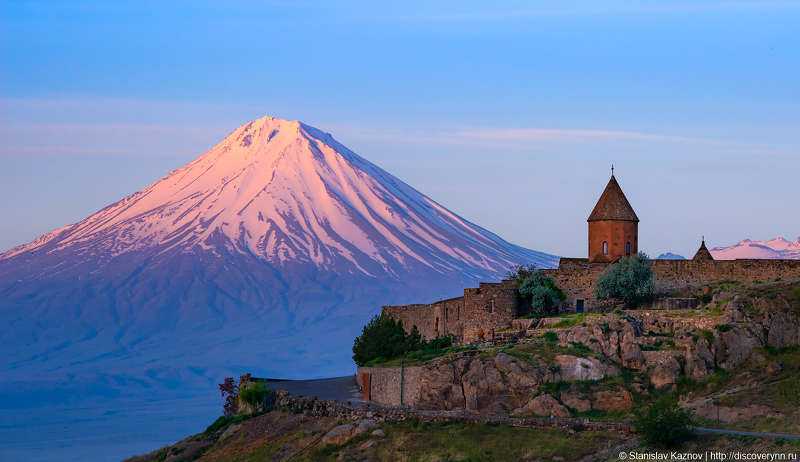 Гора арарат со стен монастыря хор вирап в армении