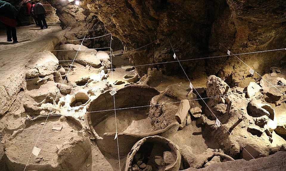 Пещера Арени — комплекс пещер, находящихся близ села Арени в Вайоцдзорской области на юге Армении В пещере, расположенной на высоте около 1080 м над уровнем моря, исследователями было обнаружено несколько культурных слоев, включая комплекс эпохи медно-кам