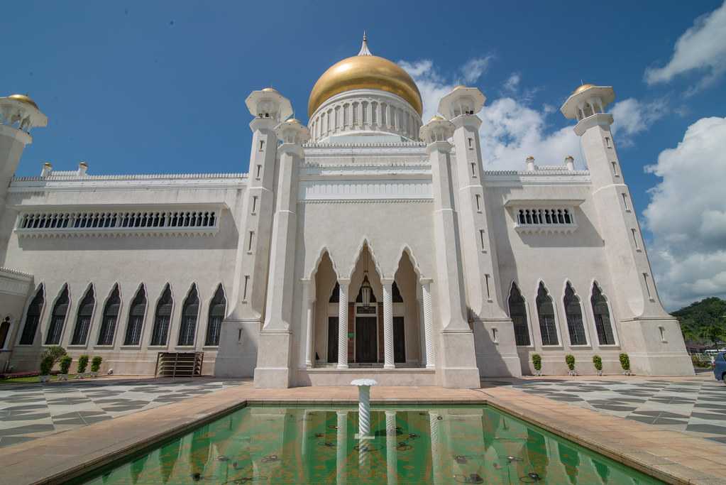 Мечеть омара али сайфуддина