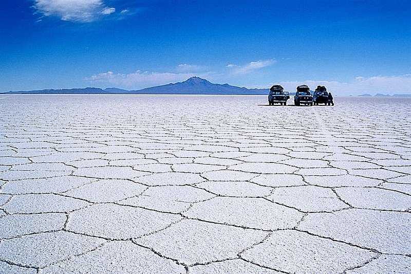Солончак Уюни – высохшее соленое озеро на пустынном плато Альтиплано, которое расположено на юго-западне Боливии. Солончак лежит в предгорьях Анд, на высоте 3560 м над уровнем моря. Он занимает площадь 10,588 тысячи кв. м и имеет статус самого крупного в