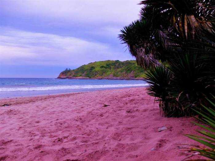 Розовый пляж расположен на восточном побережье острова Харбор. Второе его название – остров Розовых песков. Его протяжённость – около 5 км мелкого порошкообразного песка оранжево-розового цвета. Это великолепное побережье то и дело попадает в список лучши