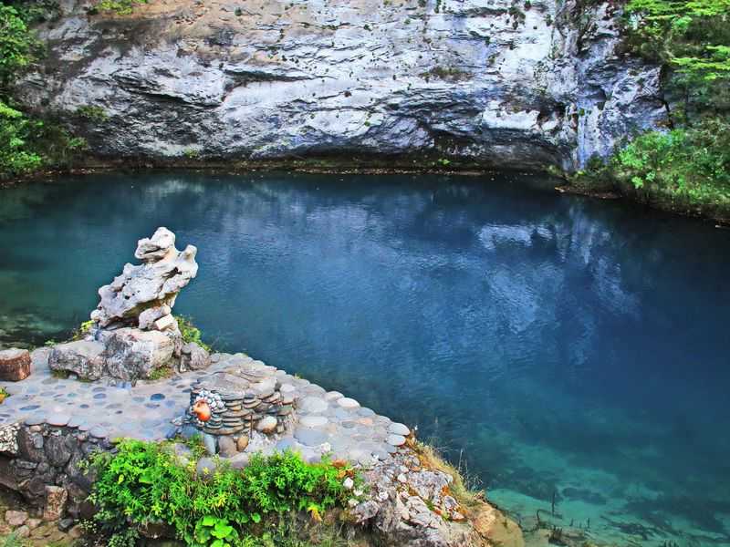 Драгоценный камень, спрятанный в скалах – голубое озеро в абхазии
