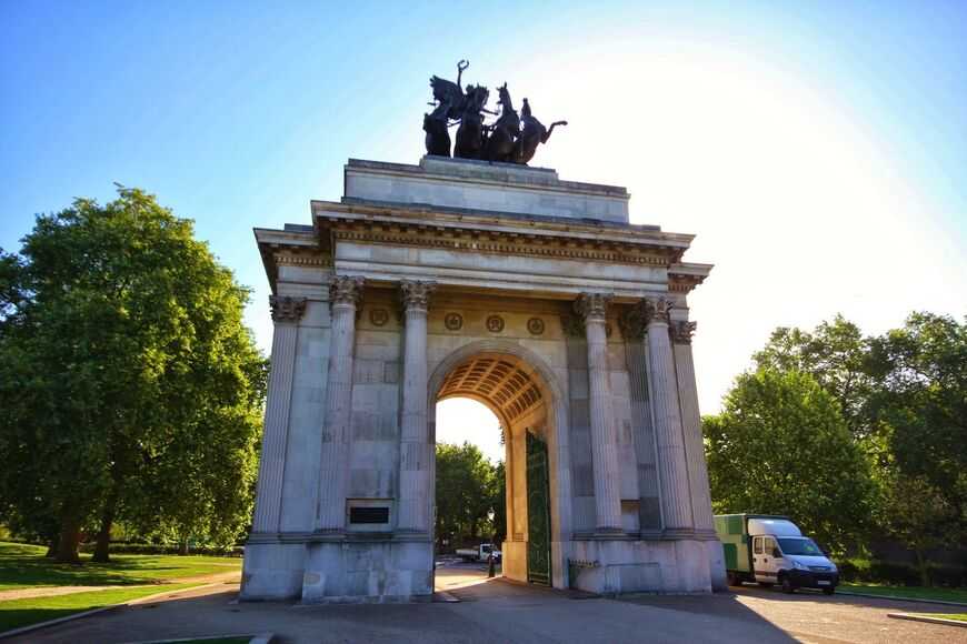 Триумфальная мраморная арка увековечила победу при ватерлоо