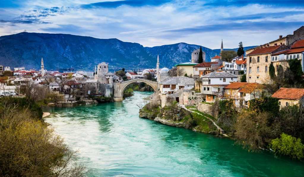 Фото города Мостар в Босние и Герцеговине. Большая галерея качественных и красивых фотографий Мостара, на которых представлены достопримечательности города, его виды, улицы, дома, парки и музеи.