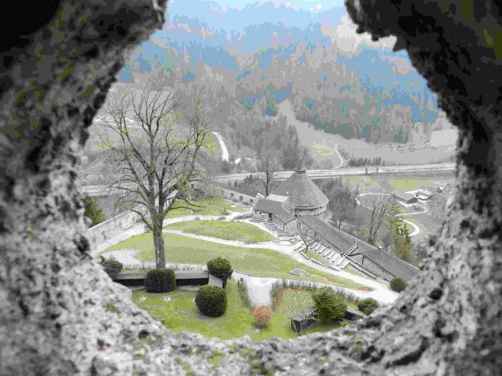 Хоэнверфен — замок, расположенный в Австрии на вершине 155 метров над долиной реки Зальцах в 40 км от Зальцбурга