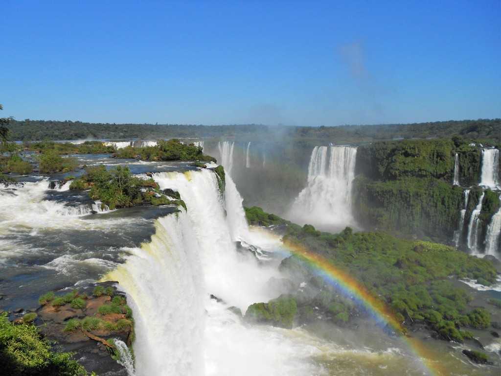 Водопад игуасу на границе аргентины и бразилии