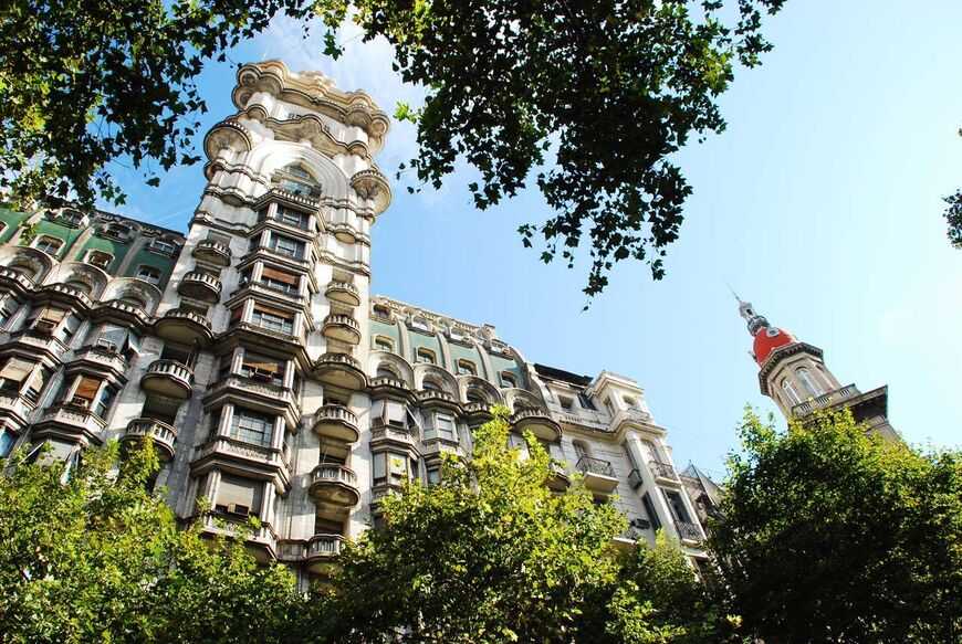 Паласио Бароло, которое еще называют Пассаж Бароло, или Галерея Бароло — это известное офисное здание, которое находится в Буэнос-Айресе на проспекте Авенида де Майо