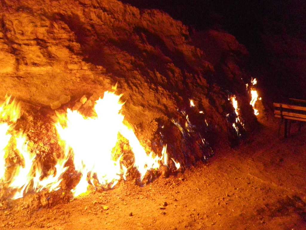 Чудо природы: горящая гора янардаг возле баку, которая никогда не гаснет