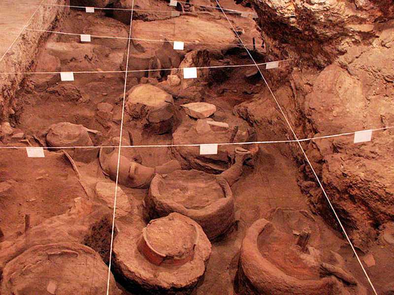 Пещера Арени — комплекс пещер, находящихся близ села Арени в Вайоцдзорской области на юге Армении В пещере, расположенной на высоте около 1080 м над уровнем моря, исследователями было обнаружено несколько культурных слоев, включая комплекс эпохи медно-кам