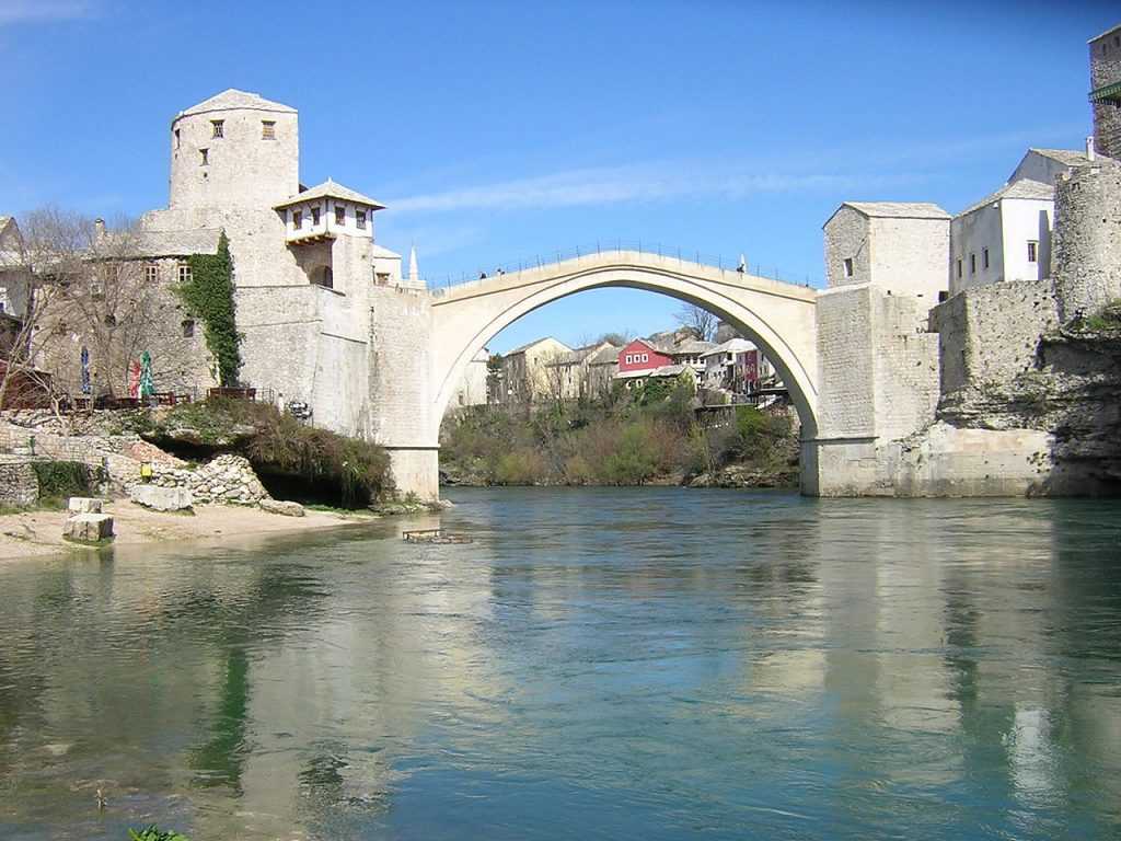 Узнай где находится Старый мост (Мостар) на карте Мостара (С описанием и фотографиями). Старый мост (Мостар) со спутника