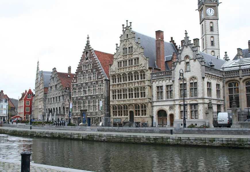 Гент — один из немногих великолепных средневековых городов Бельгии, устоявших перед натиском времени и войн, самый лучший, как говорят местные жители, с гордостью и не без оснований