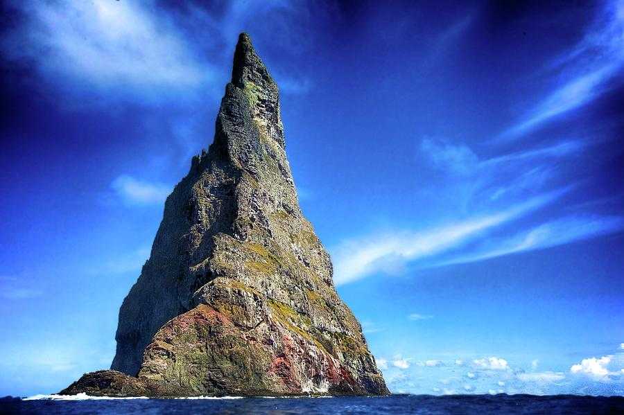 Лорд-Хау (Lord Howe Island) – уникальный вулканический остров в Тасмановом море, имеющий форму бумеранга, вытянутого с севера на юг на 10 км и имеющего ширину около 2 км
