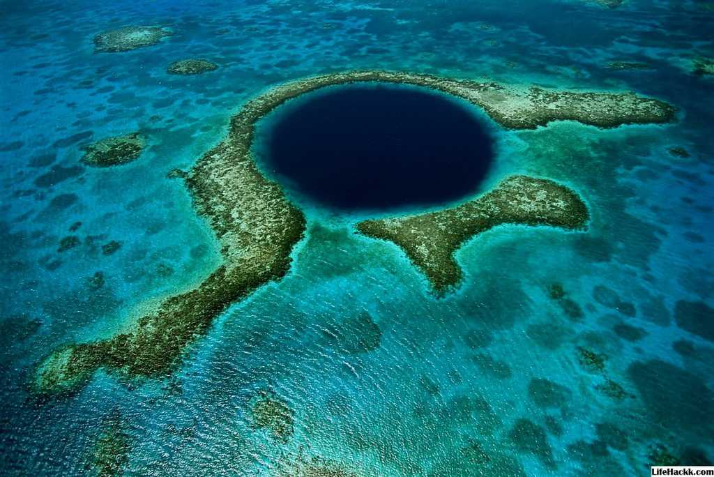 Белизский Барьерный риф — цепь коралловых рифов длиной 280 км, пролегающая вдоль побережья Белиза на расстоянии 13-24 км от него. Входит в состав Месоамериканского Барьерного рифа, тянущегося на 900 км от северной оконечности Юкатана до берегов Гватемалы.