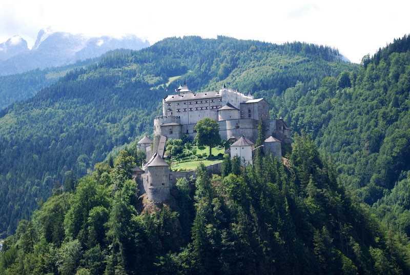 Узнай где находится Замок Хоэнверфен на карте Австрии (С описанием и фотографиями) Замок Хоэнверфен со спутника