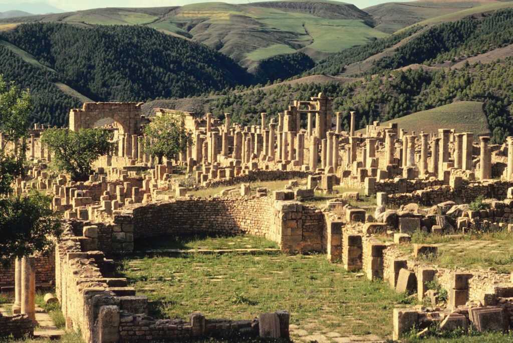 Джемила — древний город, расположенный на севере Алжира в провинции Сетиф, современное название античного Куикула, здесь находится больше всего в Северной Африке римских руин