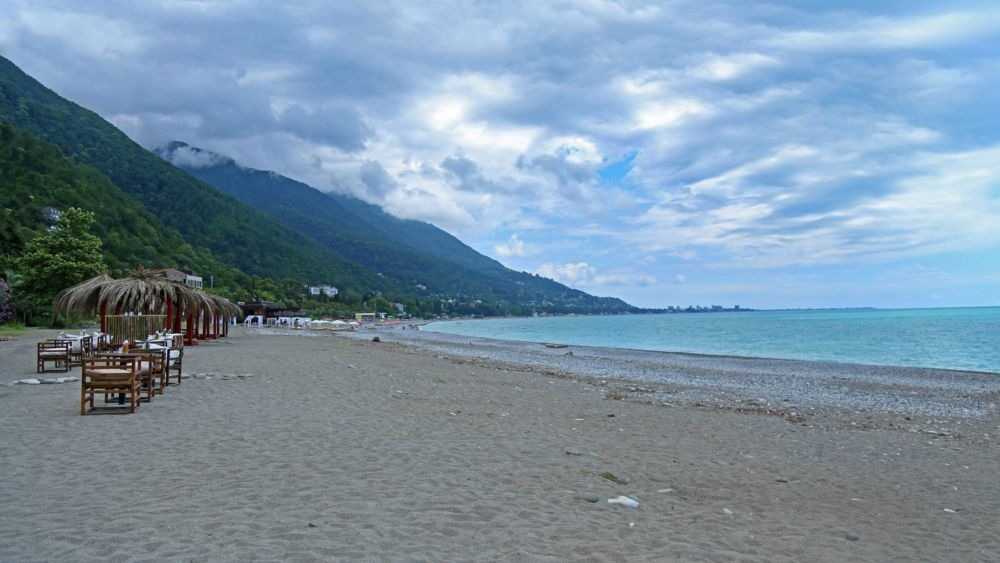 Топ-7 лучших песчаных пляжей абхазии 2021: где самое чистое море?