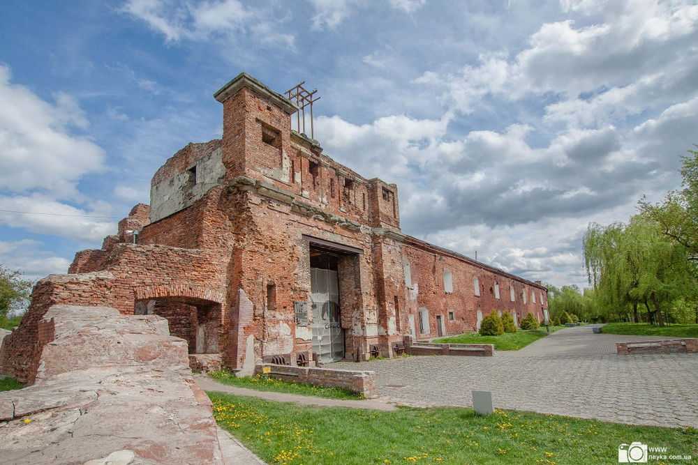 Брестская крепость олицетворяет самый известный эпизод начала Великой Отечественной войны. На территории крепости расположен мемориальный комплекс и музей.