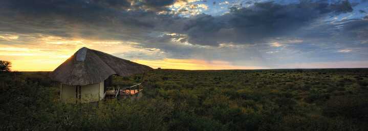 Сентрал-Калахари — национальный охотничий заповедник в Ботсване в пустыне Калахари. Сентрал-Калахари покрывает площадь в 52 800 км², что делает его самым большим заповедником Ботсваны и вторым по величине в мире. Его территория – равнинная местность с нек