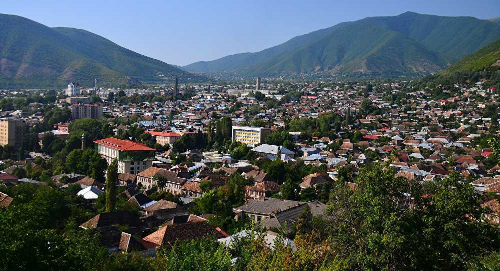 Город шеки- жемчужина азербайджана в обрамлении гор.