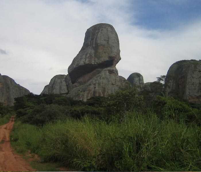 Узнай где находится Чёрные камни Пунго-Андонго на карте Анголы (С описанием и фотографиями) Чёрные камни Пунго-Андонго со спутника