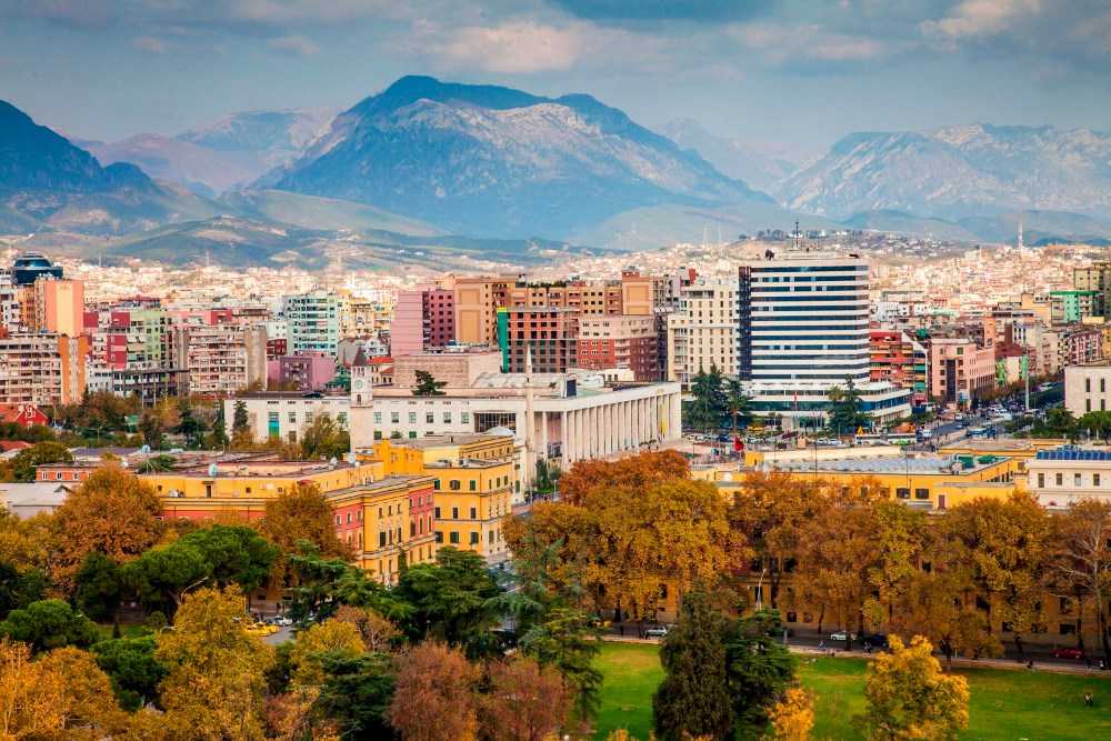 Тирана – столица Албании, небольшого балканского государства, расположенного на восточном побережье Адриатического моря Город выстроен в живописной предгорной долине, в 40 км от морских берегов Возможность побывать в албанской столице открылась для зарубе
