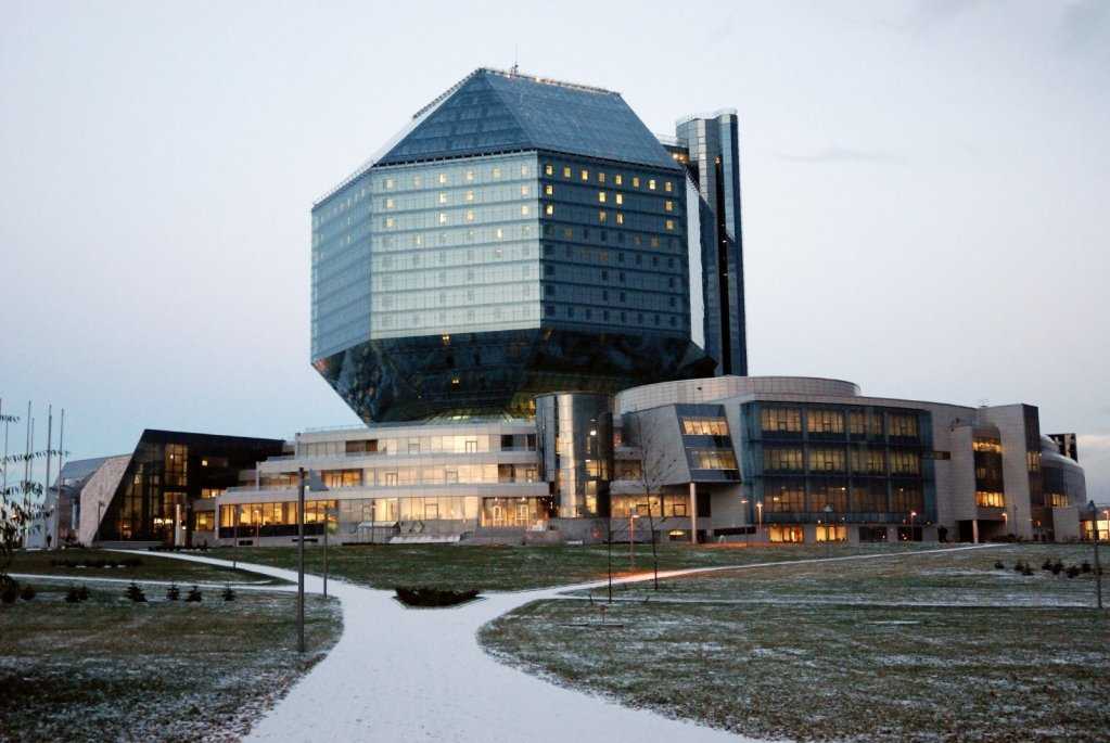 Национальная библиотека Беларуси – это 23-этажное сооружение, ставшее главным книгохранилищем и интеллектуальным символом республики. Футуристическое здание, напоминающее своей формой драгоценный камень, вместило в себя Центр международных встреч и перего
