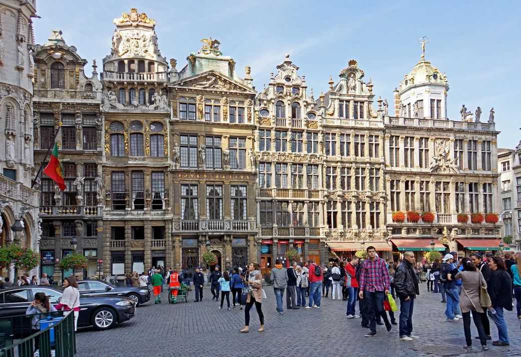 Площадь Гран-Плас — центральная площадь Брюсселя. Площадь стала формироваться еще в XII веке, а к XIV столетию, во время расцвета торговли сукном в Брюсселе, здесь начали собираться купцы со всей Европы.