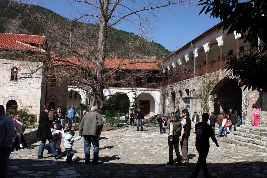 Бачковский монастырь – одна из почитаемых православных святынь Болгарии, расположенная в районе Родопских гор. Мужская обитель знаменита гармоничным сочетанием болгарской, грузинской и византийской культур.