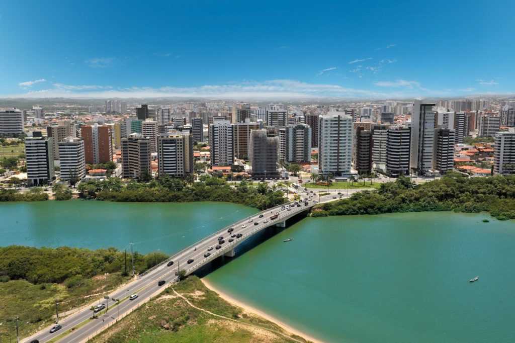 Аракажу — город в Бразилии, столица штата Сержипе. Аракажу был основан в 1592 году, он стал столицей штата с 17 марта 1855 года. Город расположен на берегу Атлантического океана, в устье рек Сержипе и Пошим.