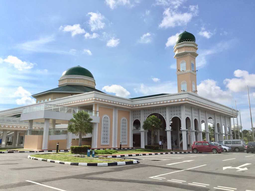 Фото Мечети Султана Омара Али Сайфуддина в Бандар-Сери-Бегаване, Бруней. Большая галерея качественных и красивых фотографий Мечети Султана Омара Али Сайфуддина, которые Вы можете смотреть на нашем сайте...