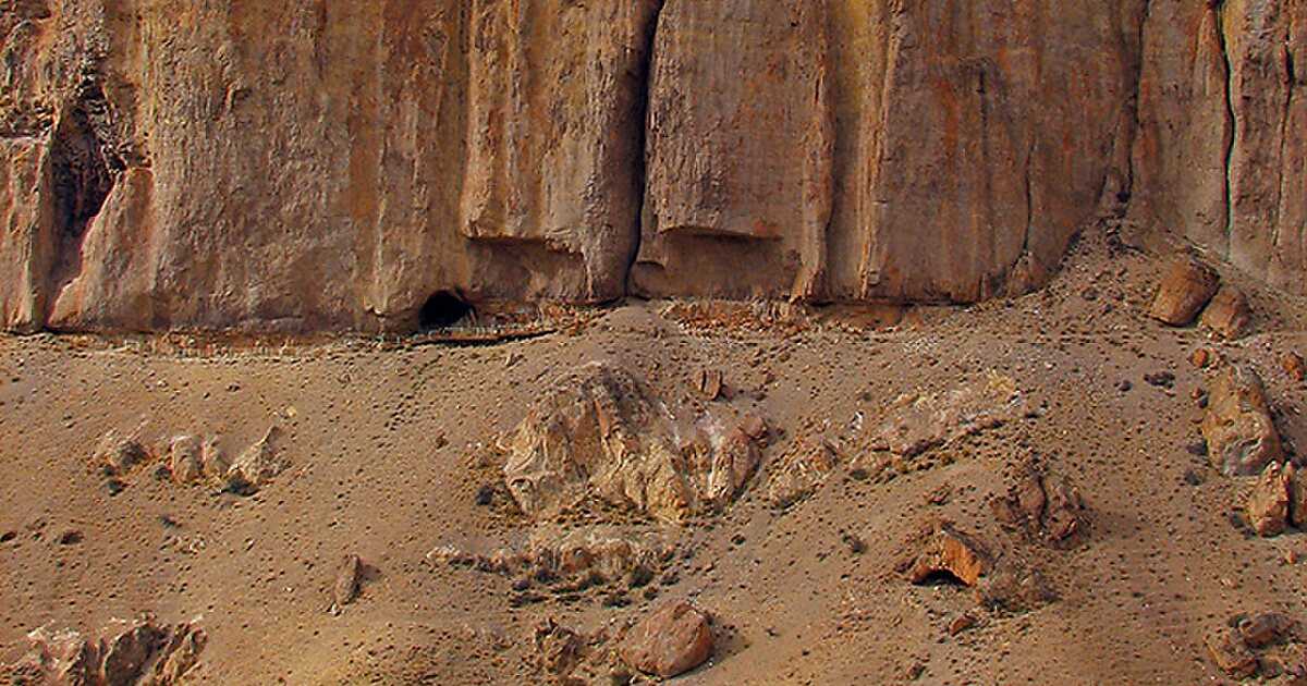 На юге Аргентины, в провинции Санта-Крус находится удивительная Куэва-де-лас-Манос, если в переводе, то «Пещера рук» Название это очень точно, ведь в данной пещере находятся сотни изображений ладоней, оставленных древними людьми Удивляет, что люди древнос